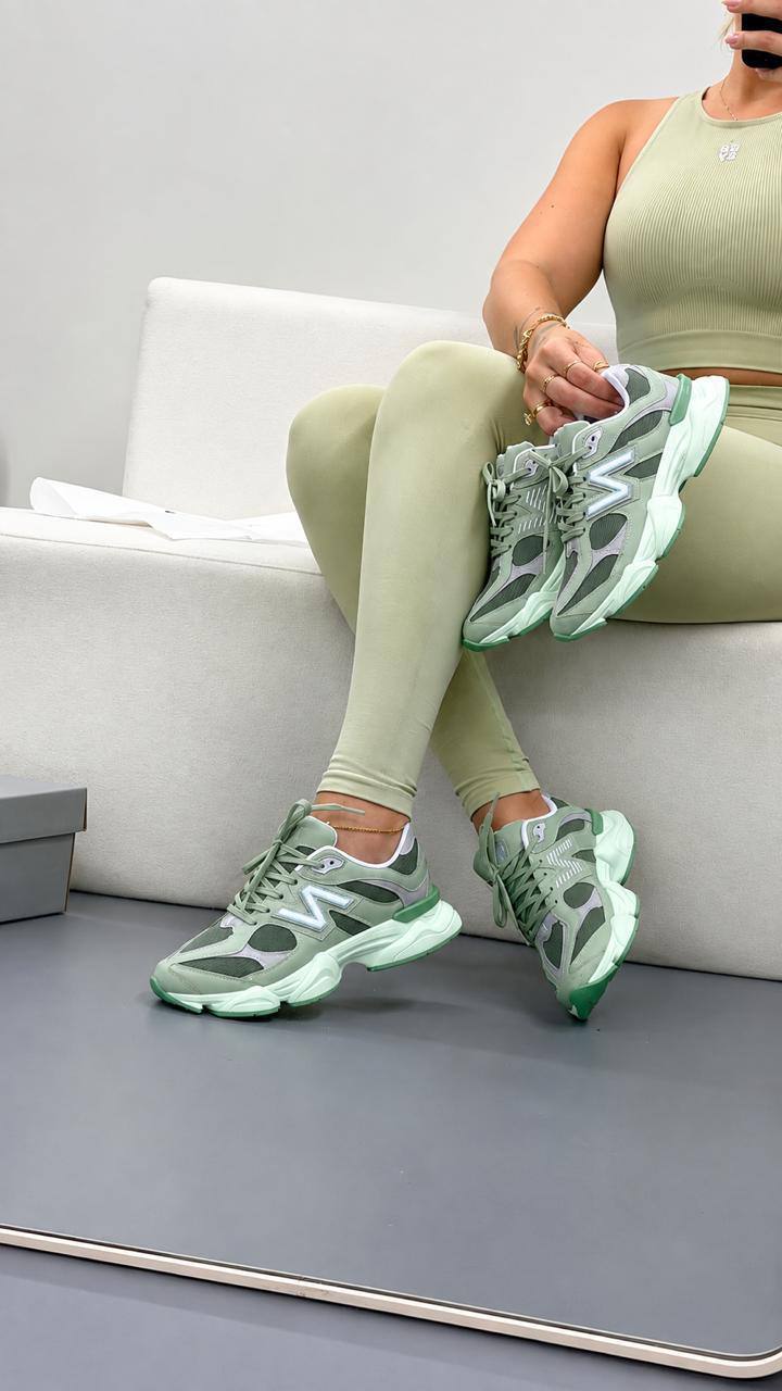 Zapatillas importadas en tonos verdes con detalles grises